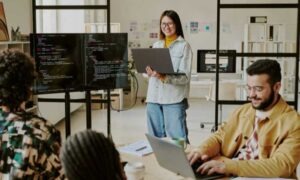 Descubre cómo convertirte en desarrollador blockchain y accede a un sector con alta demanda y grandes oportunidades profesionales.