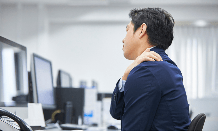 Aprende qué es la ergonomía laboral, sus tipos y consejos para prevenir lesiones.