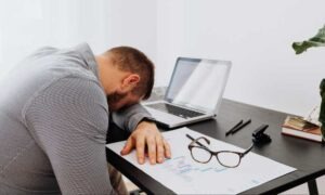 Conoce qué es la fatiga laboral, sus causas y sus señales.